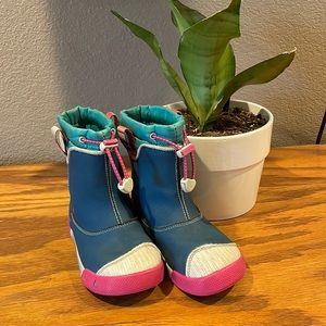 Keen water/snow boots fleece lined.